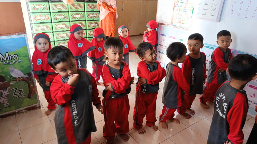 "Belajar Sholat Sejak Dini, Menumbuhkan Cinta Ibadah pada Anak"